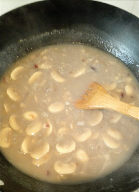 早餐+奶油蘑菇汤,炒过的面粉用凉水慢慢调开，至无粉粒，倒入锅中煮至粘稠