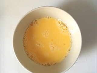 早餐+美式炒蛋tartine,牛奶和盐加入蛋液中，充分搅打，使蛋液充满空气