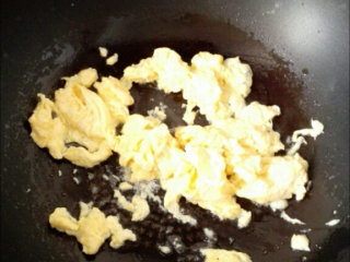 早餐+美式炒蛋tartine,不沾锅中低温小火加入黄油，让它融化。倒入蛋液，不要搅拌！让蛋液慢慢温热约一分钟直到底部成型（如果你家煤气灶比较强悍可能不要一分钟）
拿起木铲把鸡蛋从边缘往中间推，上层蛋液会流向锅底，凝固了接着往中间推，直到蛋液凝固到八分熟的时候，迅速搅散，关火，在关火后锅的余温还会让蛋液进一步熟一些。总之全程小火啊，不可以让鸡蛋上色 上色表示老了
看不到流动液体时 赶紧离火并继续搅拌，差不多变结实了就可以装盘了
装盘 此时他们应该是柔软潮湿的。。据说鸡蛋很奇特他们还会继续变熟一点(后熟阶段）。。。所以在锅里千万不要炒过头就是这样！