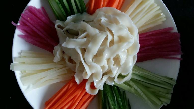 #绿色美食#五色蔬菜炸酱面,把蔬菜分别摆在盘子边缘，中间放上面条。
