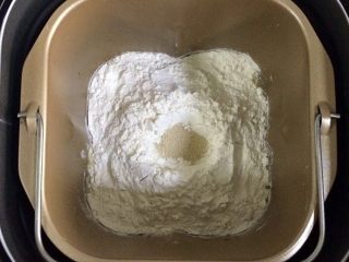 香肠玉米奶酪面包,除黄油以外的面包材料都放入面包桶内（先液体后粉类的顺序，糖和盐对角放），在面粉中间挖个洞，把酵母粉倒入，启动和面程序。