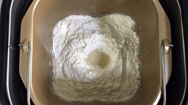 香肠玉米奶酪面包,除<a style='color:red;display:inline-block;' href='/shicai/ 887'>黄油</a>以外的面包材料都放入面包桶内（先液体后粉类的顺序，糖和盐对角放），在面粉中间挖个洞，把酵母粉倒入，启动和面程序。