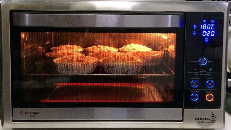 香肠玉米奶酪面包,入预热好的烤箱中层，上下火180度约烤20分钟，上色后可盖锡纸防止面包表面颜色过深。