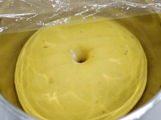 丰收的季节——金色南瓜吐司, 覆盖保鲜膜，放入发酵箱中，温度设置为26℃，进行一发。手指沾面粉戳一下面团，略有回缩最后呈肚脐状即可。