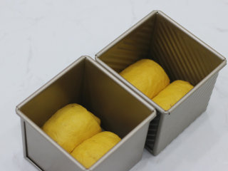 丰收的季节——金色南瓜吐司,放入吐司盒中，发酵箱设置为36℃进行二发。学厨的这款吐司盒导热比较好，不建议二发温度设置太高。