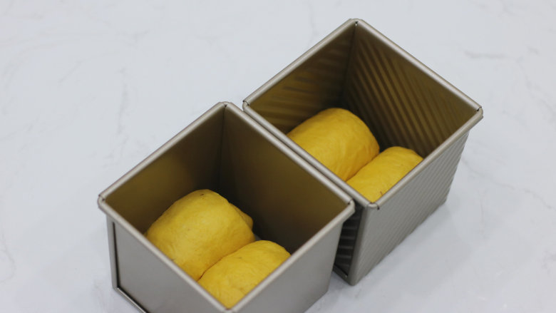 丰收的季节——金色南瓜吐司,放入吐司盒中，发酵箱设置为36℃进行二发。学厨的这款吐司盒导热比较好，不建议二发温度设置太高。
