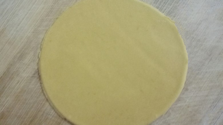 兰花蒸饺,﻿取一份擀成面皮﻿，用模具压成圆形面皮﻿﻿﻿