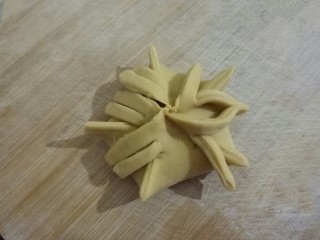 兰花蒸饺,﻿5个折都剪好﻿，第1个折的第1条和第2个折的第2条对着捏拢﻿﻿﻿