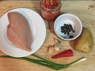 剁椒蒸土豆鸡胸,洗净土豆、葱、蒜、辣椒和鸡胸并沥干。