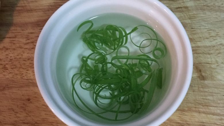 剁椒蒸土豆鸡胸,切下葱绿的部分，直切成丝后泡冷开水。
