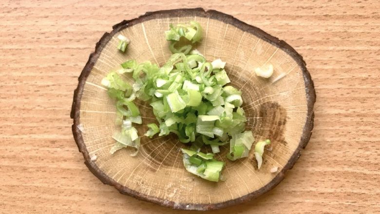 晚餐+一碗芝士排骨饭,这样米和排骨都在腌制期间切好葱绿部分葱花作为最后装饰。