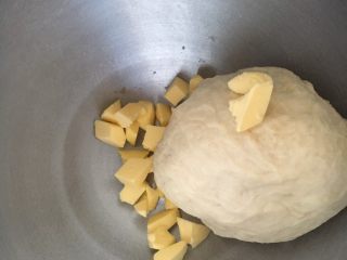 亚麻籽全麦吐司,等揉成光滑的面团后加入软化的黄油，继续揉面