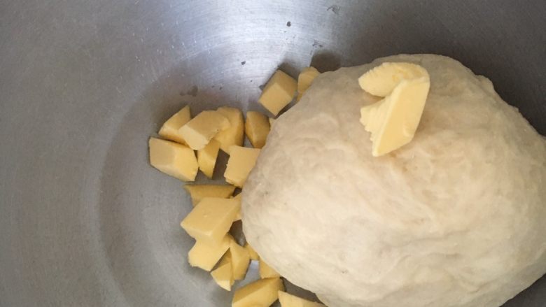 亚麻籽全麦吐司,等揉成光滑的面团后加入软化的黄油，继续揉面
