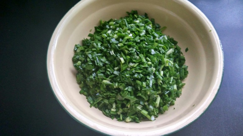 绿色美食+蘸汁韭香面片,洗净后的韭菜沥干切碎