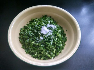 绿色美食+蘸汁韭香面片,放适量的盐腌一会