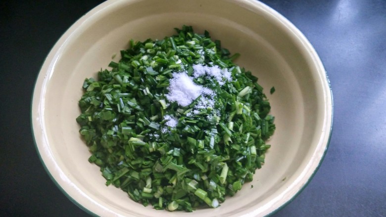 绿色美食+蘸汁韭香面片,放适量的盐腌一会