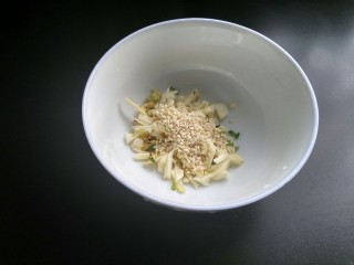绿色美食+蘸汁韭香面片,醒面的时候准备生姜，大蒜，芝麻，生姜大蒜切碎