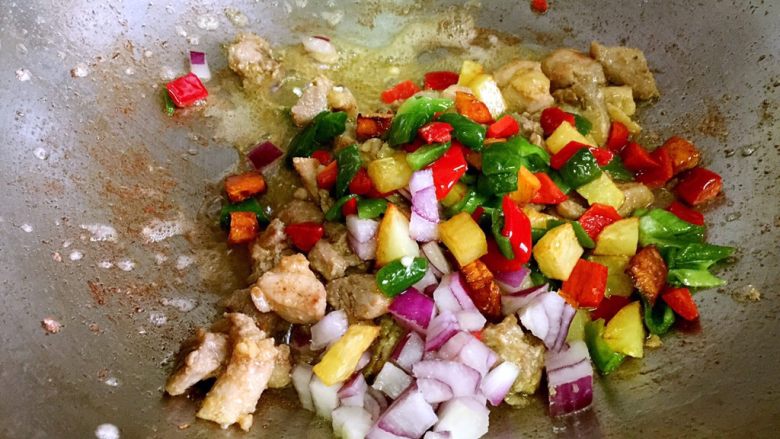 鸡腿杂蔬饭,当鸡腿肉丁炒8分熟时倒入所有蔬菜丁翻炒几下，放其余的盐调味。