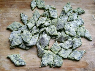 绿色美食+蘸汁韭香面片,将面切成小块。