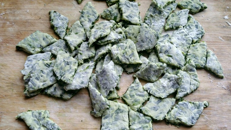 绿色美食+蘸汁韭香面片,将面切成小块。