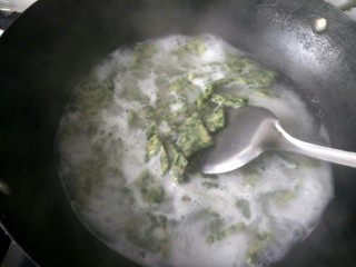 绿色美食+蘸汁韭香面片,水开后将面片一片片放入锅中。