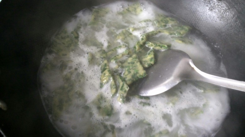 绿色美食+蘸汁韭香面片,水开后将面片一片片放入锅中。