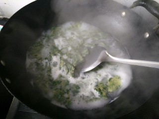 绿色美食+蘸汁韭香面片,面片浮起来了，说明煮好了。
