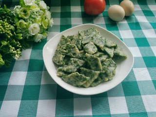 绿色美食+蘸汁韭香面片,将面片盛入盘中。