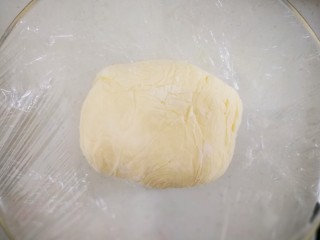 解救“冻坏”的芝士奶酪（附带简单粗暴保存芝士奶酪的方法）,放在一个玻璃盆里，盖上一层保鲜膜