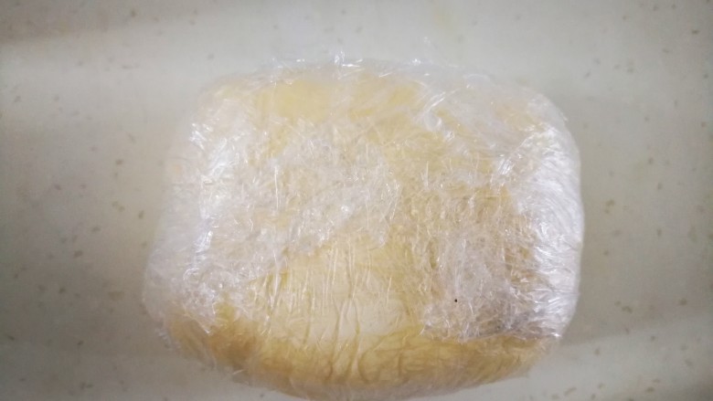 解救“冻坏”的芝士奶酪（附带简单粗暴保存芝士奶酪的方法）,从冷冻层拿出一块芝士奶酪