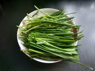 绿色美食+蘸汁韭香面片,准备韭菜，将老叶去掉洗净