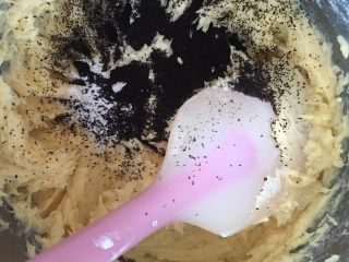 红茶伯爵蛋糕,放入奶粉、泡打粉、红茶粉