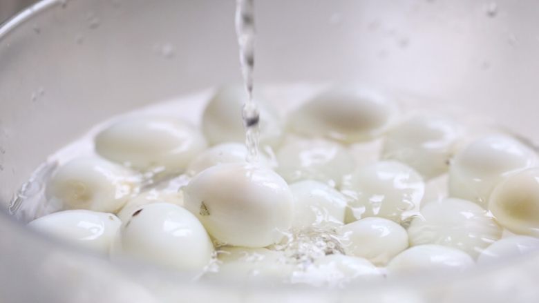 糟卤鹌鹑蛋,鹌鹑蛋用流动的清水冲去表面的细壳，沥水。