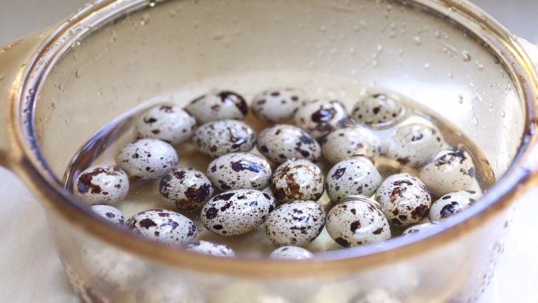 糟卤鹌鹑蛋,放冷水中浸泡十分钟。