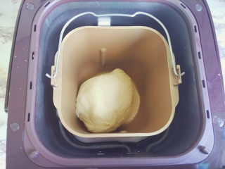 紫薯黑加仑吐司,最后倒入酵母，因为面包机的运作会发热，过早加入酵母会使面包过早发酵，影响出薄膜。 揉止酵母被吸收