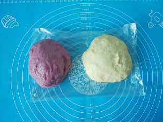 紫薯黑加仑吐司,再把两个面团拿出来排气，揉上几下，盖上保鲜膜松弛15分钟