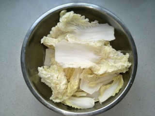 醋溜白菜,把白菜叶子一个个的剥开，用清水洗净控干。