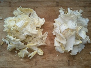 醋溜白菜,把白菜帮子用刀斜着切成片，叶子切块，把白菜的帮子和叶子分开放。
