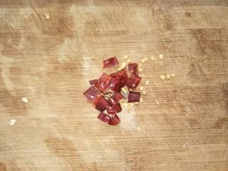 醋溜白菜,红辣椒用剪刀剪成段。