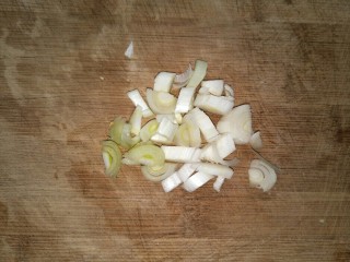 醋溜白菜,葱切成葱花备用。