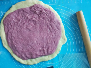 紫薯黑加仑吐司,把白面团拿出来，擀出跟模具差不多长度，再把紫薯面粉擀面出小一点的形状，放在白面片上再压紧（中途擀面团时候，会有气泡破裂声音属于正常）