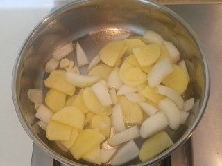 泡菜锅,加入土豆片和元葱块翻炒。