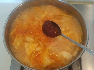 泡菜锅,开锅后加入一勺韩式辣酱搅匀。