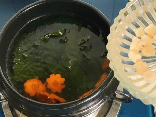 昆布海味清汤,干贝也是一样连同水一起倒入