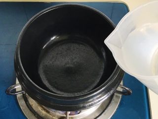 昆布海味清汤,石锅里加水大火烧开