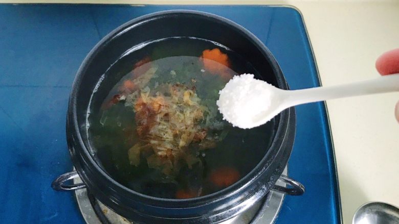 昆布海味清汤,熬个十多分钟，加适量盐调味