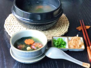 昆布海味清汤,关火，舀一点到碗里，撒上葱花和柴鱼片，是不是很像日料店里的汤啊？