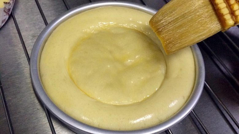 香肠玉米奶酪面包,给发好的面团刷上全蛋液。