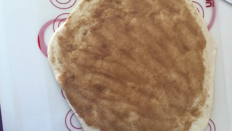 早餐麻酱核桃层层蒸糕,均匀地涂上一层芝麻酱糊，四周不涂。我不小心涂到一边去了…