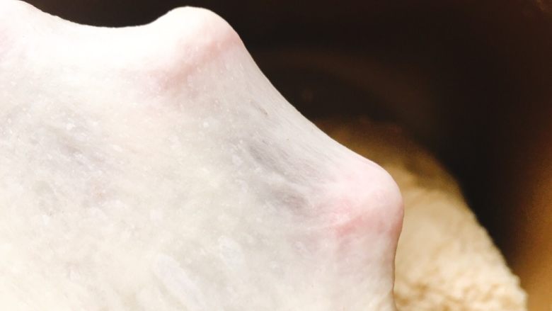 会拉丝的火腿芝士熔岩面包,拉出较透薄膜的扩展阶段即可。